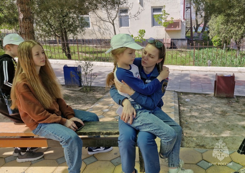 Сотрудники МЧС России посетили пункты временного размещения детей, прибывших из Белгородской области