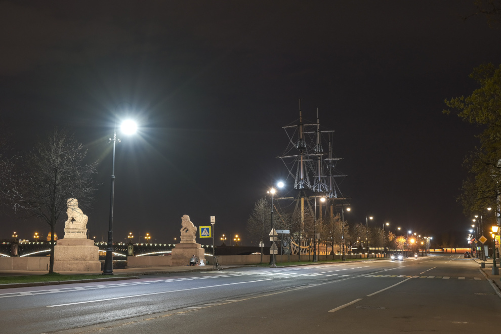 Новые набережные петербурга. Фото новые Петровской набережной с новым освещением к 320летию.