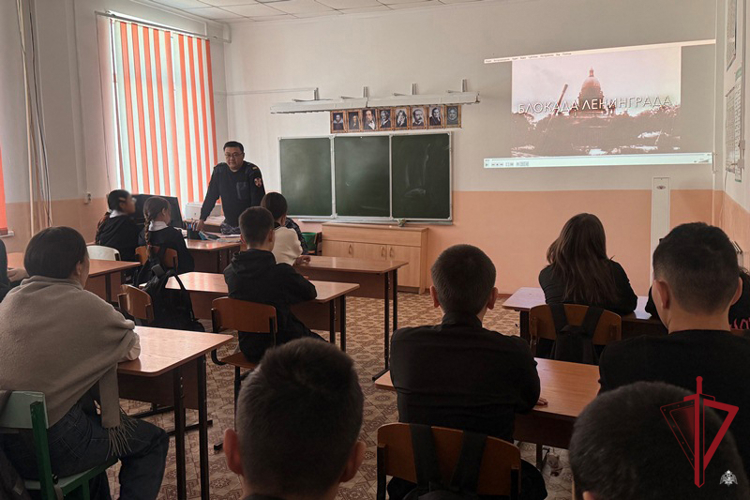 В районах Бурятии росгвардейцы провели уроки мужества ко Дню снятия блокады Ленинграда