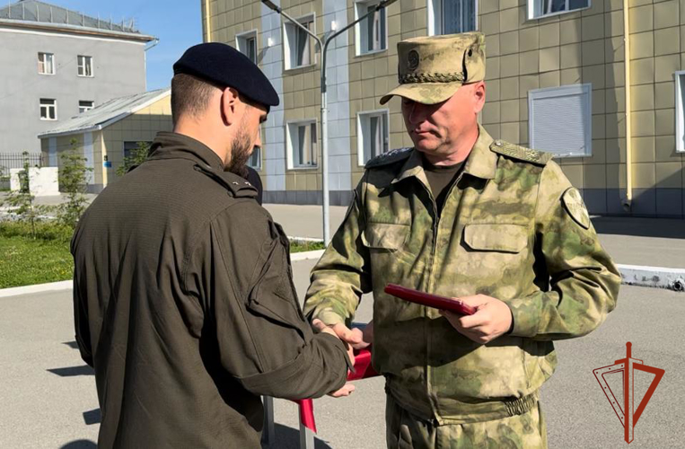 В Новосибирске отличившиеся сотрудники Росгвардии награждены государственными наградами