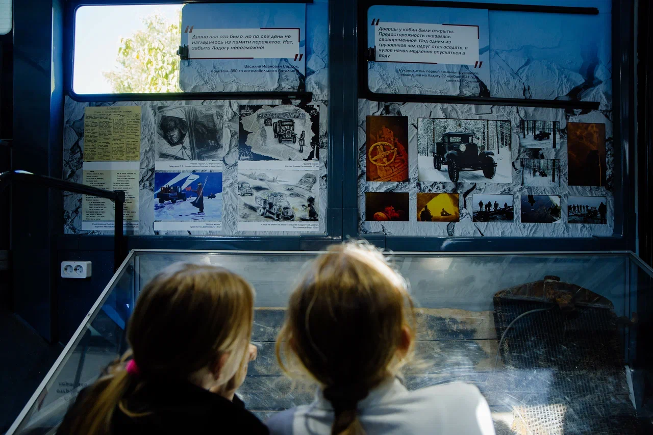 Школьники Петроградки почтили память жертв блокады на Левашовском хлебозаводе8