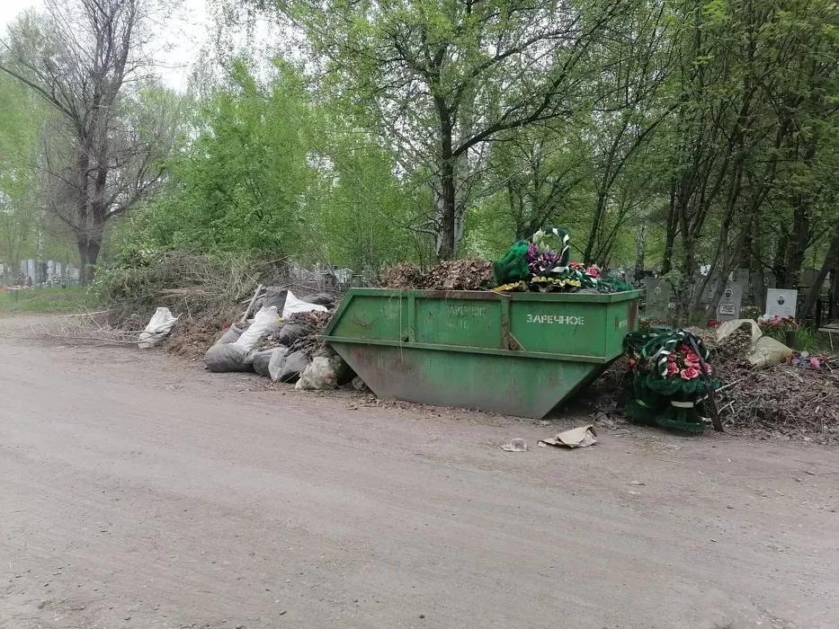 Кладбищенский мусор в Бийске объяснили наплывом горожан и майскими выходными