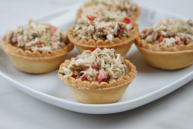 Тарталетки с тунцом, сыром и помидором