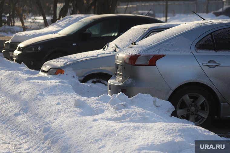 Снег. Курган, снег, парковка, машины