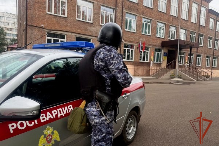 В Красноярске Сотрудники Росгвардии провели учебную тренировку при осложнении обстановки в образовательном учреждении 