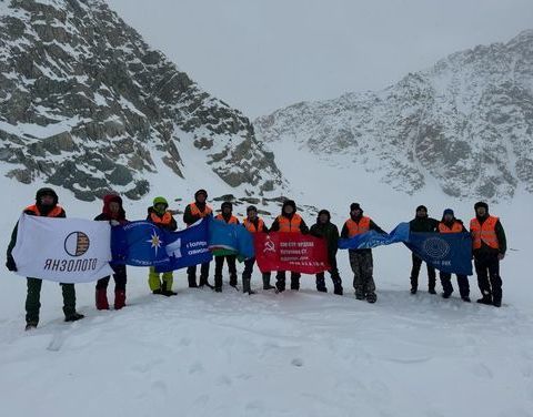 Знамя 80-й годовщины Великой Победы подняли на высочайшую горную вершину Якутии