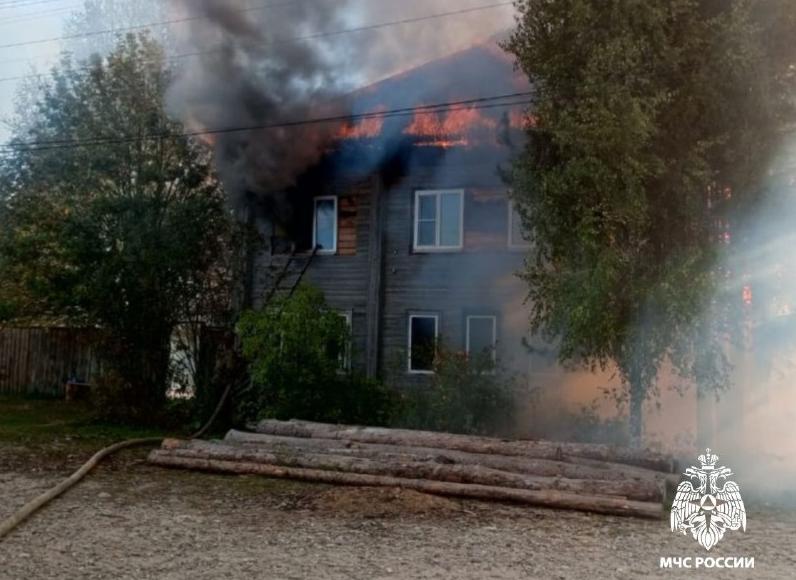 Жители костромской глубинки на пожаре спасли пожилую женщину