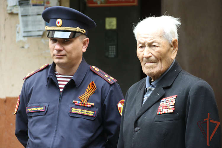 Ветерана Великой Отечественной войны с Днем Победы поздравили росгвардейцы в Северной Осетии 