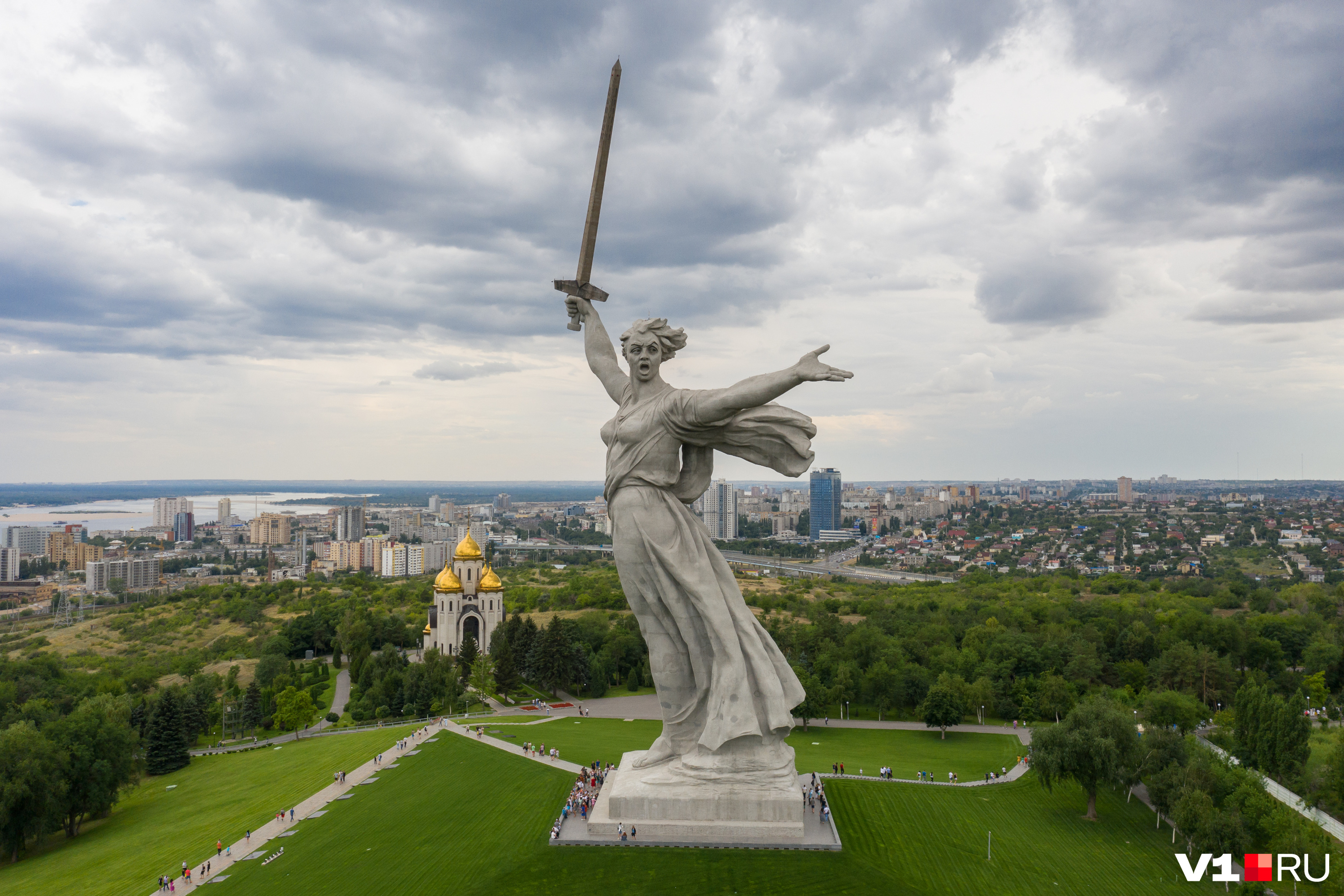 Высота мамаева кургана. Статуя Родина-мать в Волгограде. Вучетич Родина мать Волгоград. Вучетич Родина мать зовет. Родина мать Украина.