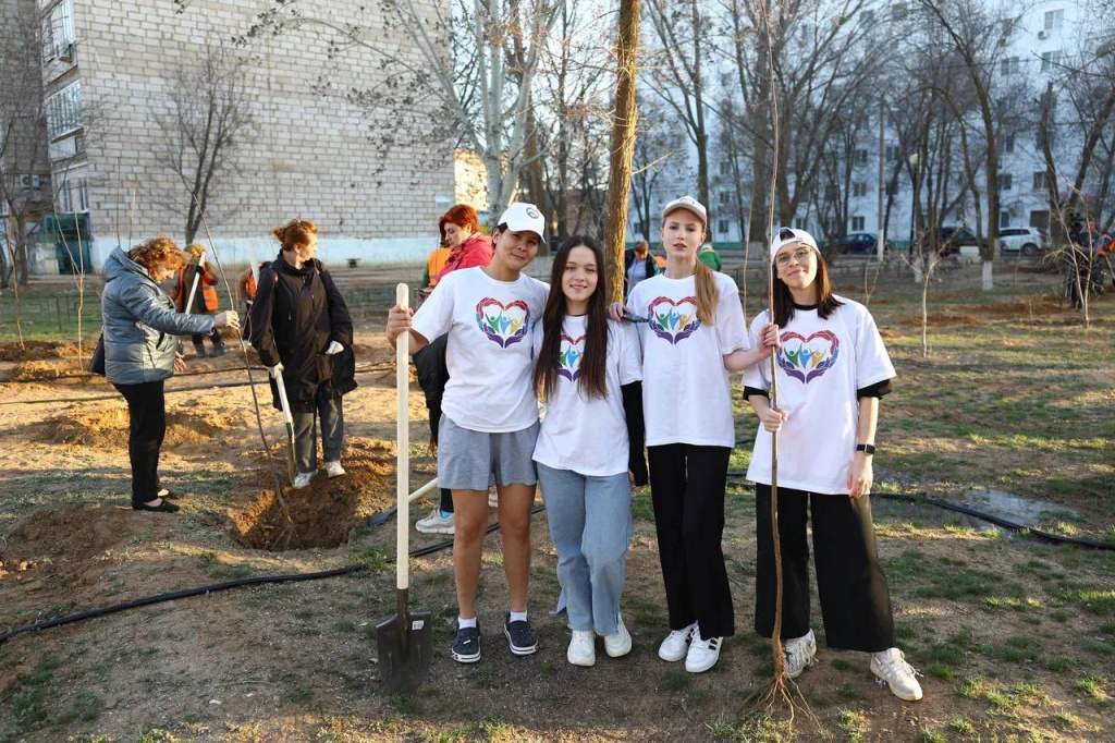 Астраханцы высадили более 8 тысяч саженцев в рамках акции «Сад памяти»