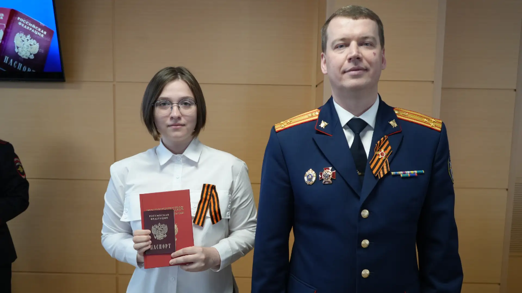 Юные брянцы получили паспорта из рук руководителей силовых структур