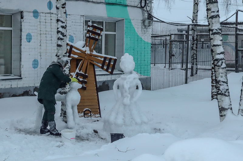 Кировские заключенные слепили красного коня и дымковскую лошадь