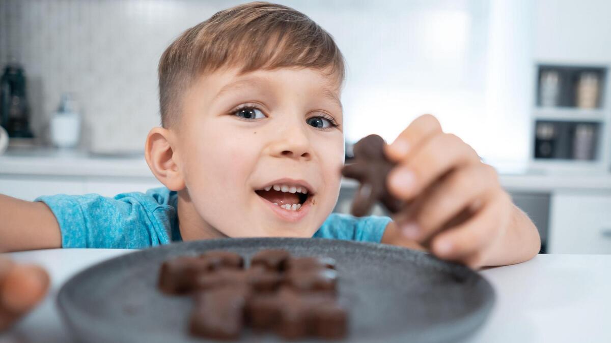 Запрещенка с детьми. Дети кушают конфеты. Взрослые и дети едят конфеты фото. Взрослый съел конфету. Случиться может что таблетку ребенок примет за конфетку.