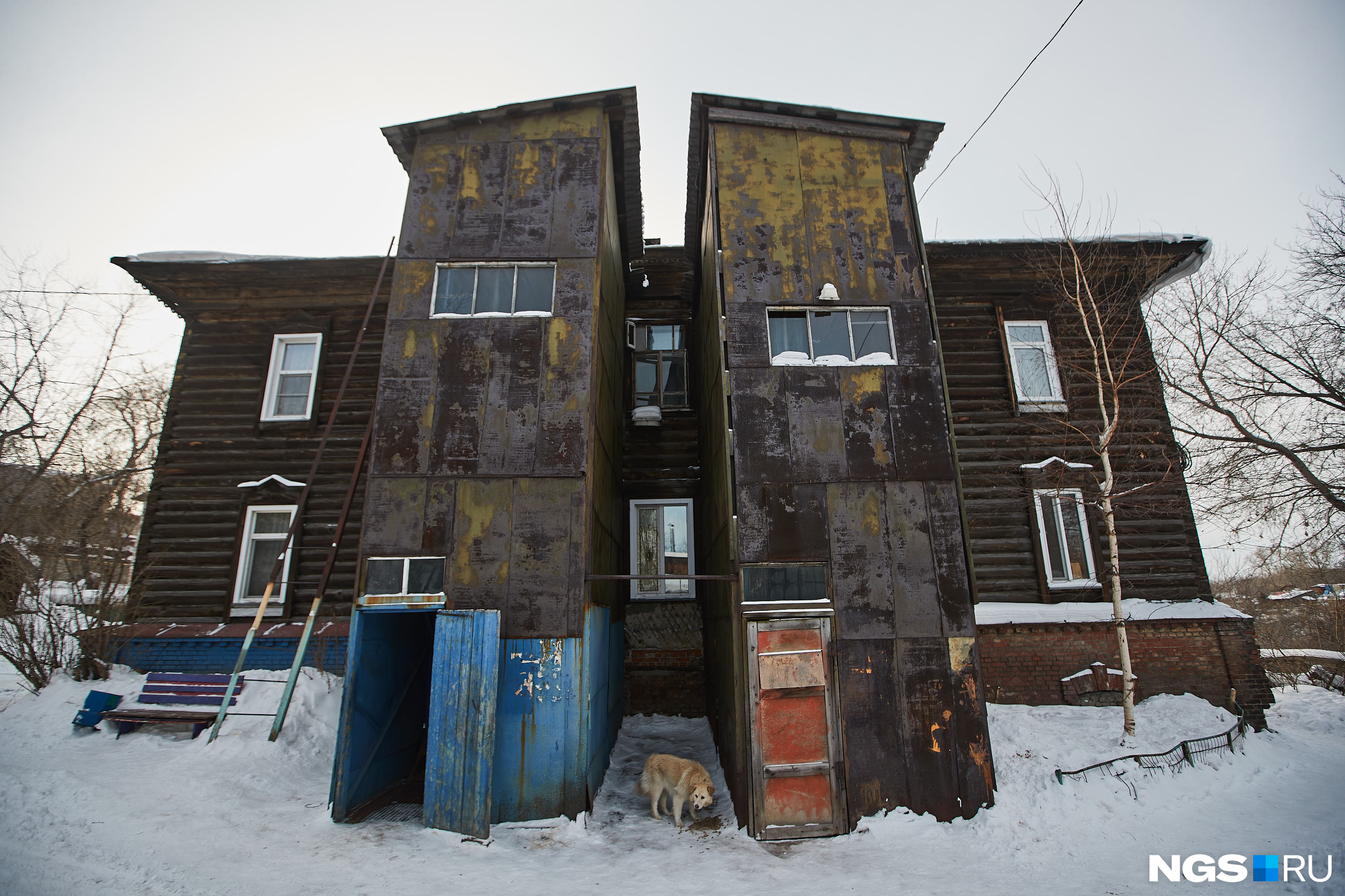 Старые деревенские дома. Деревенский дом с заколоченными окнами. Деревенский домик. Сельский домик. Дом купца самара.