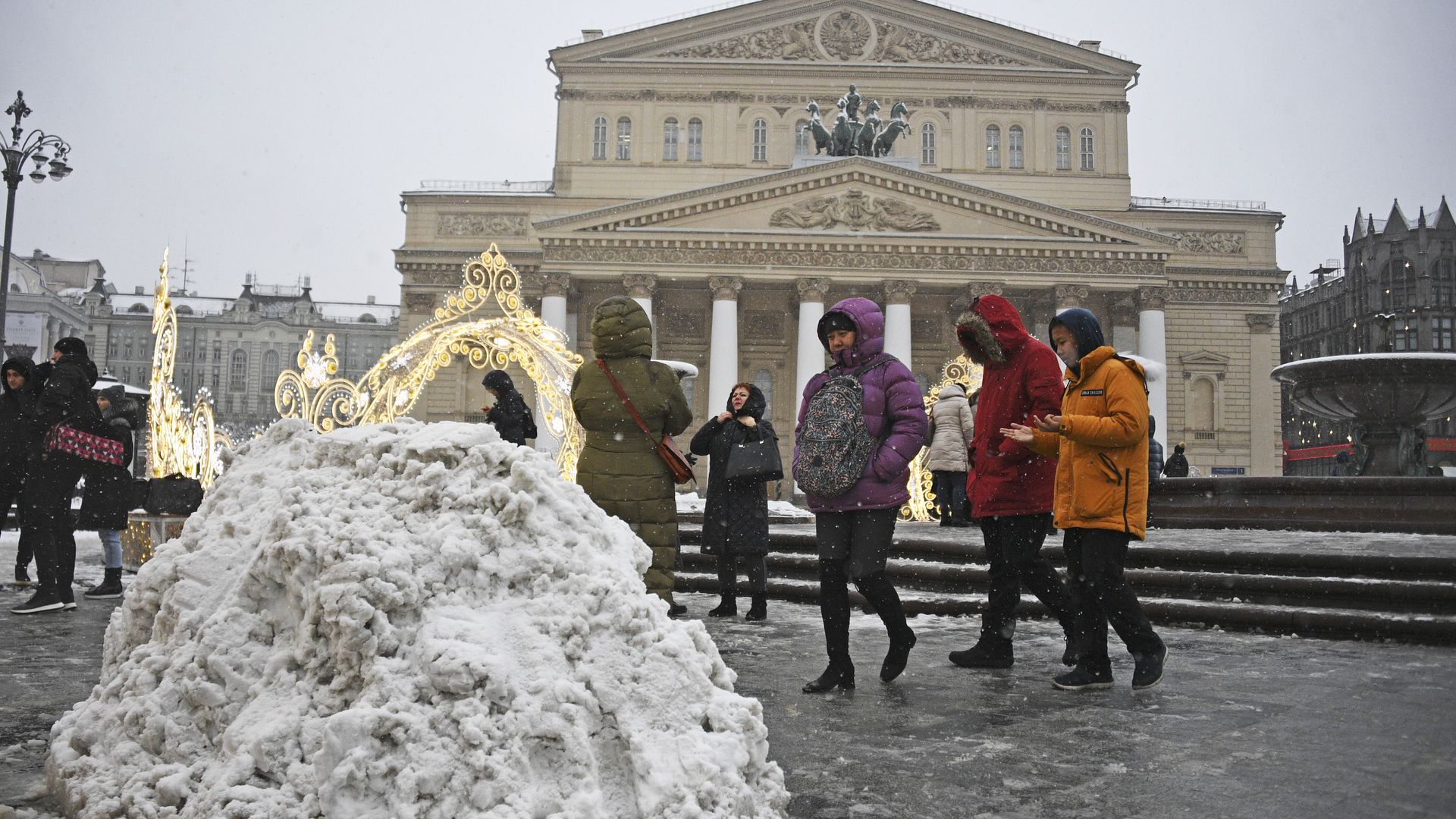 Moscow february. Москва в феврале. Питер в феврале. Китайские туристы. Город Санкт-Петербург зимой.