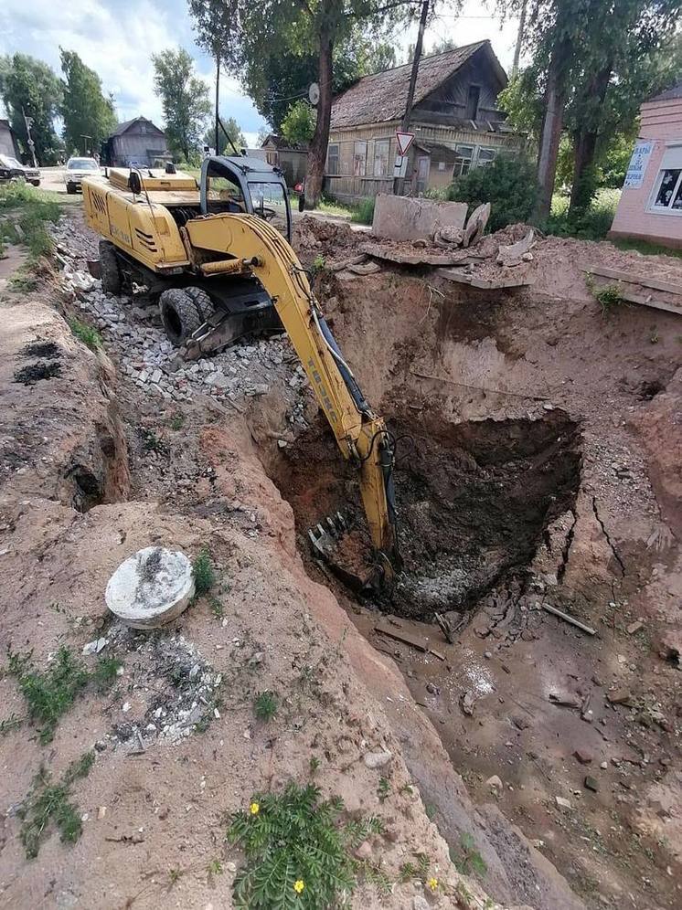 Жители поселка в Тверской области пожаловались на огромный котлован между домов