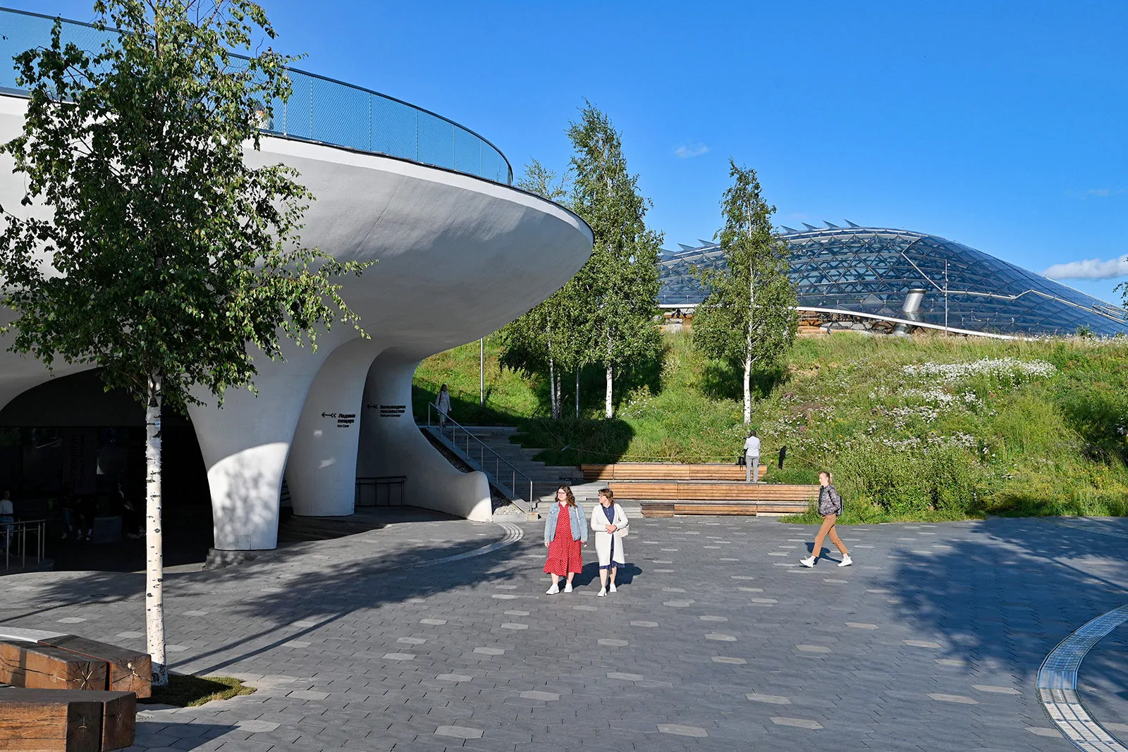 Когда открыли зарядье. Когда открыли зарядье. Парк зарядье сейчас. Парк зарядье в москве. Парк зарядье станция метро.