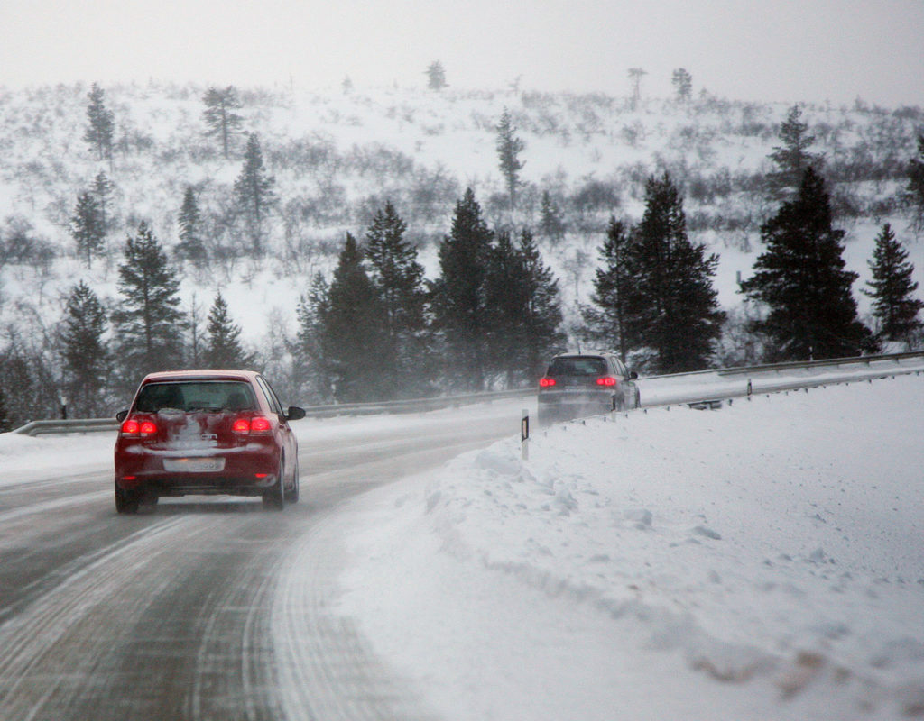 Автоэксперт объяснил, какой штраф грозит за езду на летней резине зимой