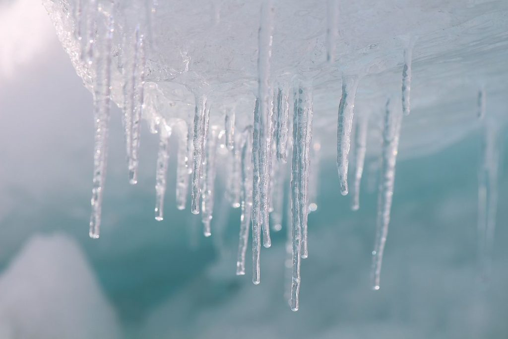 Зима исчезает. Зима грусть. Заснеженные скалы. Обрыв зимой. Зима в душе.
