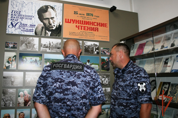 25 июля росгвардейцы Алтайского края вспоминают своего земляка писателя Василия Шукшина