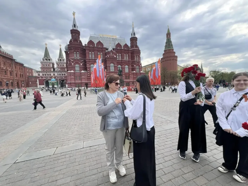 Учащиеся из Красногорска почтили память Неизвестного солдата и приняли участие в акции «Георгиевская ленточка»