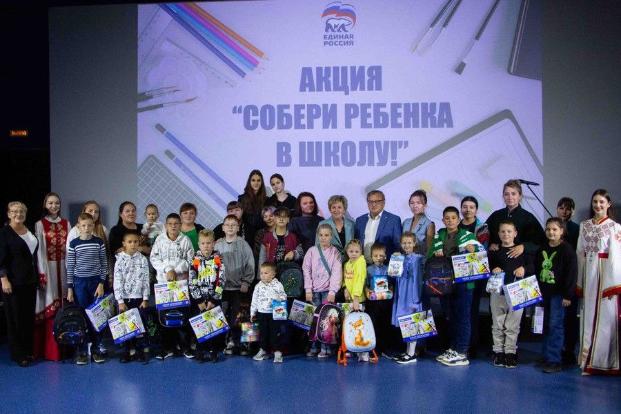 Депутат Ольга Петрова вместе с первым вице-премьером Михаилом Ноздряковом в Новочебоксарске вручили школьные принадлежности семьям участников СВО