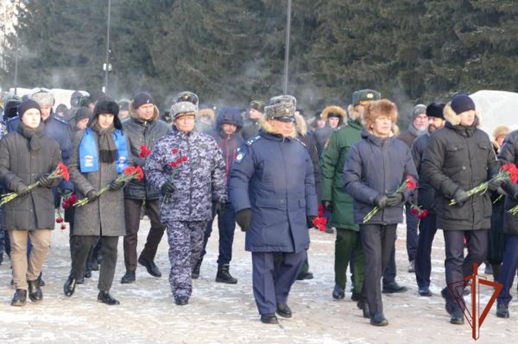 Память героев: Росгвардейцы Омска почтили павших защитников Отечества в Парке Победы