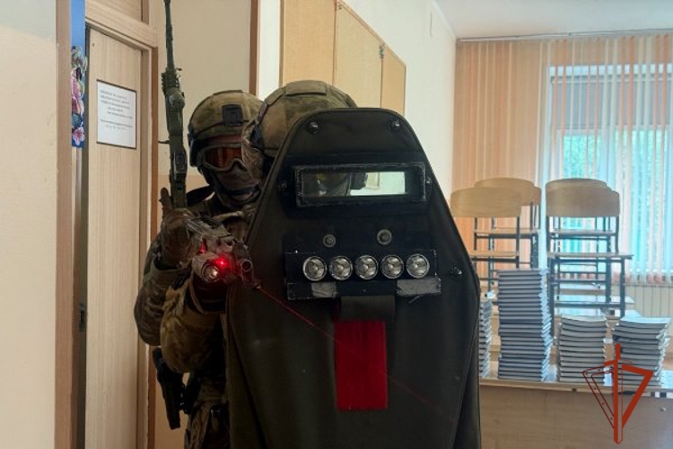 В Красноярске Сотрудники Росгвардии провели учебную тренировку при осложнении обстановки в образовательном учреждении 