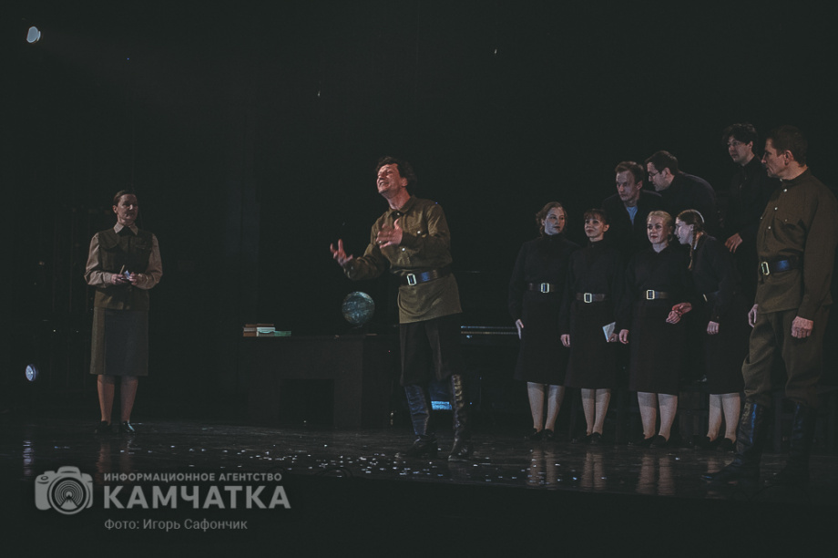 Предпремьерный показ спектакля «Завтра была война» на Камчатке (фоторепортаж). Фото: ИА «Камчатка» \ Игорь Сафончик. Фотография 13