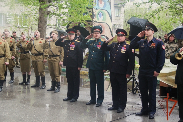 В Новосибирске сотрудники и военнослужащие Росгвардии приняли участие в акции «Парад у дома ветерана» 