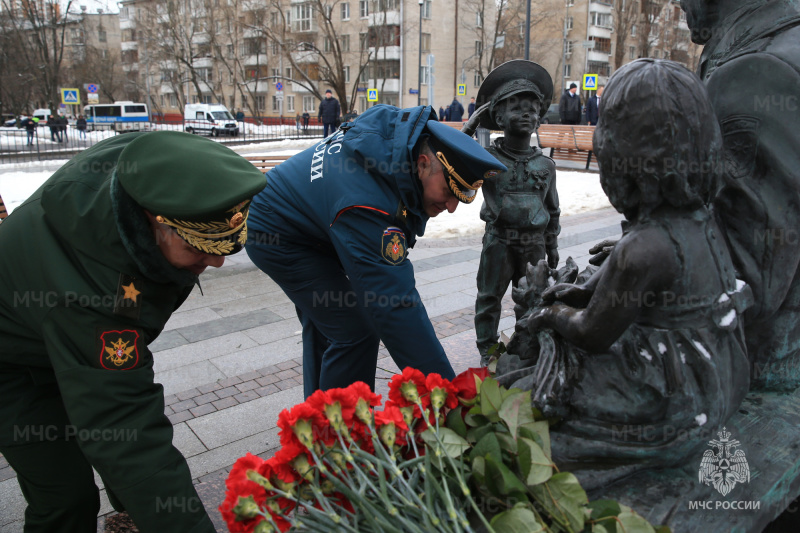 В День спасателя Александр Куренков и Сергей Шойгу возложили цветы к комплексу памятников пожарным и спасателям