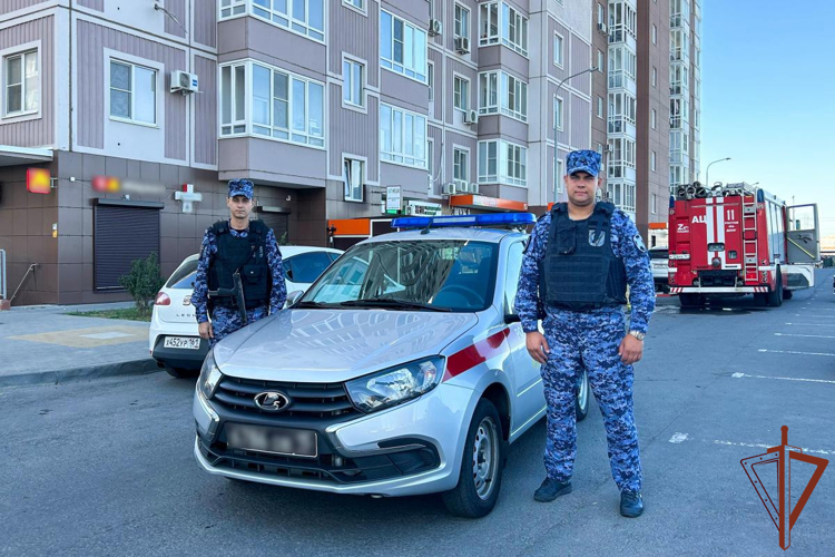 В Ростове-на-Дону росгвардейцы помогли в эвакуации более 20 жильцов дома, в котором произошел пожар