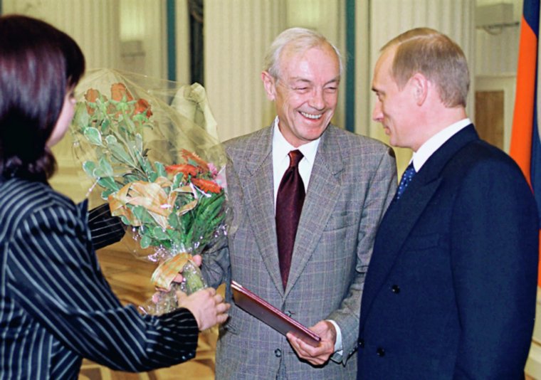 Президент РФ Владимир Путин в 2000-м году вручает актеру Кириллу Лаврову специальный приз за вклад в развитие российского кино