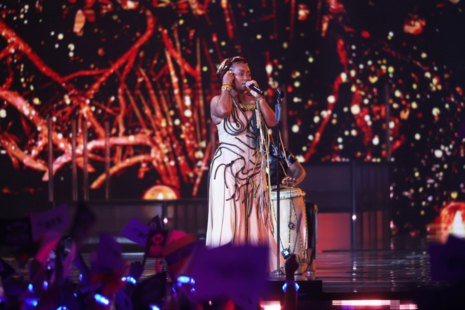 Нидия Гонгора (Колумбия) выступает на международном музыкальном конкурсе «Интервидение» 2025