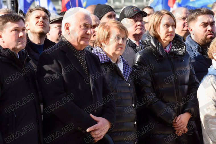 На митинге собрался весь свердловский истеблишмент