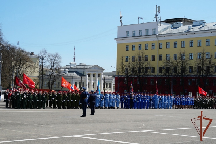 Подшефные кировских росгвардейцев приняли участие в юнармейском параде