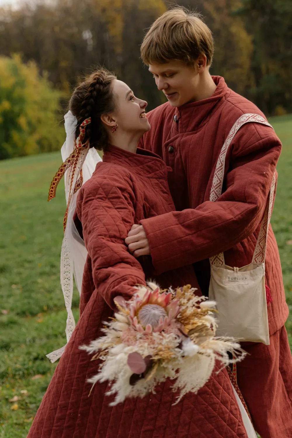 20-летняя Таисья Калинина и 18-летний Тимофей Кочнев сыграли свадьбу в русском стиле