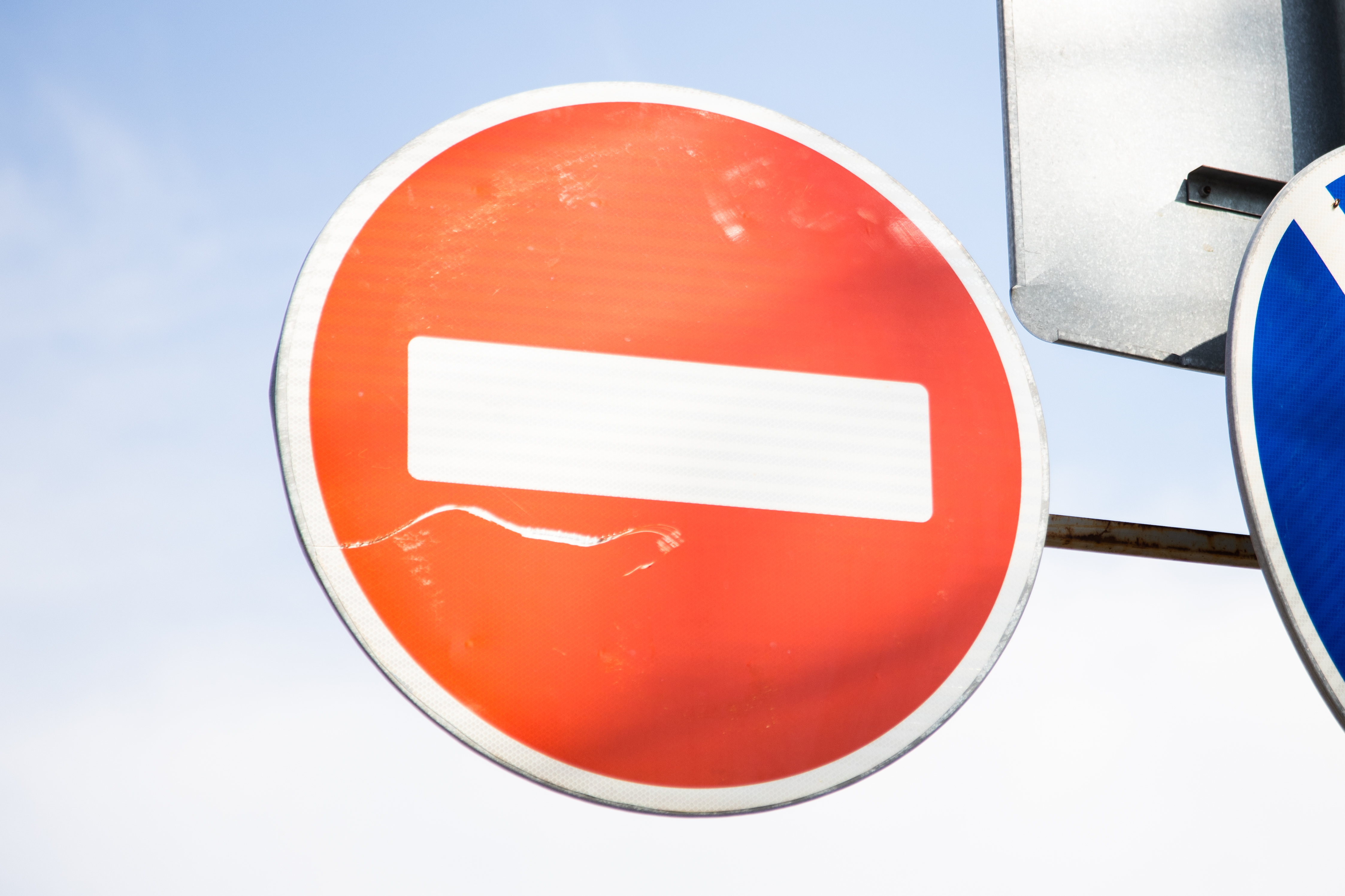 Перекрытие движения. Закрытый поток. Закрытый поток. Ограничение движения знак. Ограничение движения.