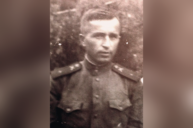 «С началом войны его призывают в армию в качестве военного переводчика при штабе советских войск в Иране, затем — при штабе Туркестанского военного округа в Ташкенте»