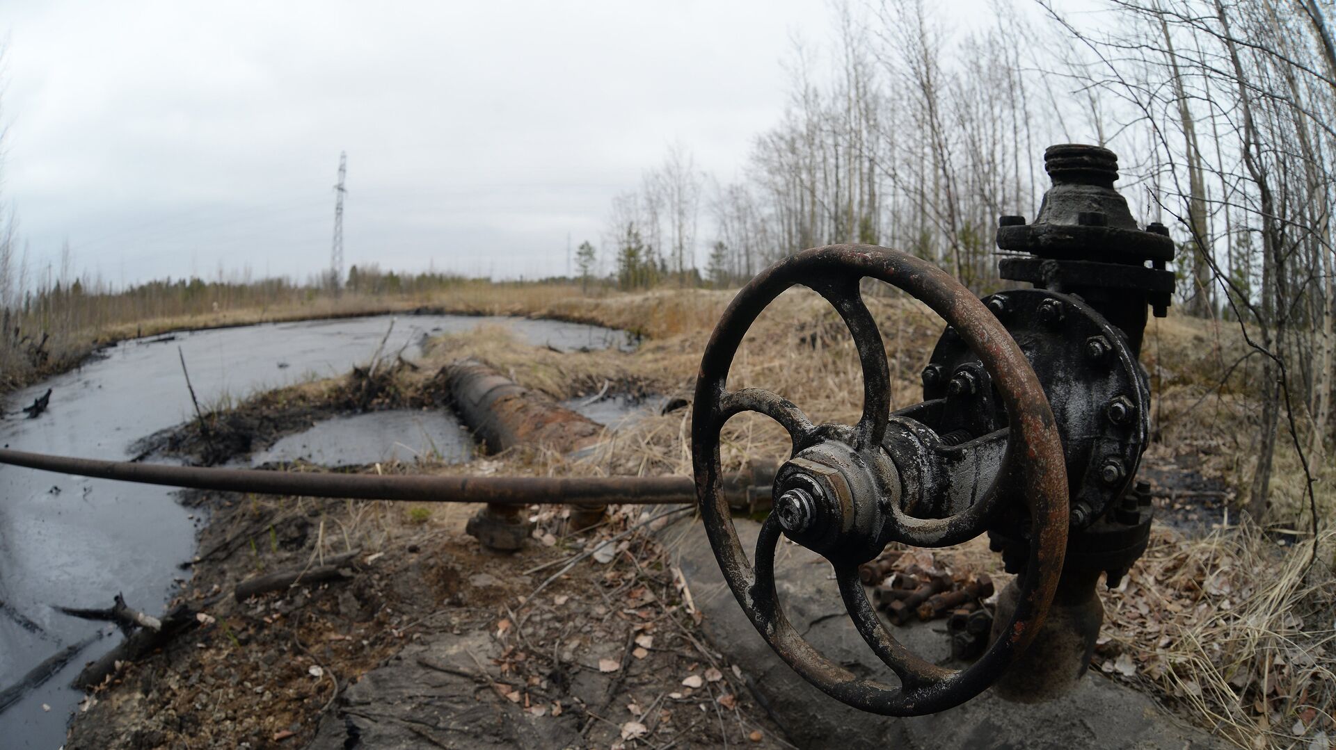 Вентиль на старом нефтепроводе, архивное фото - Sputnik Казахстан, 1920, 27.01.2023