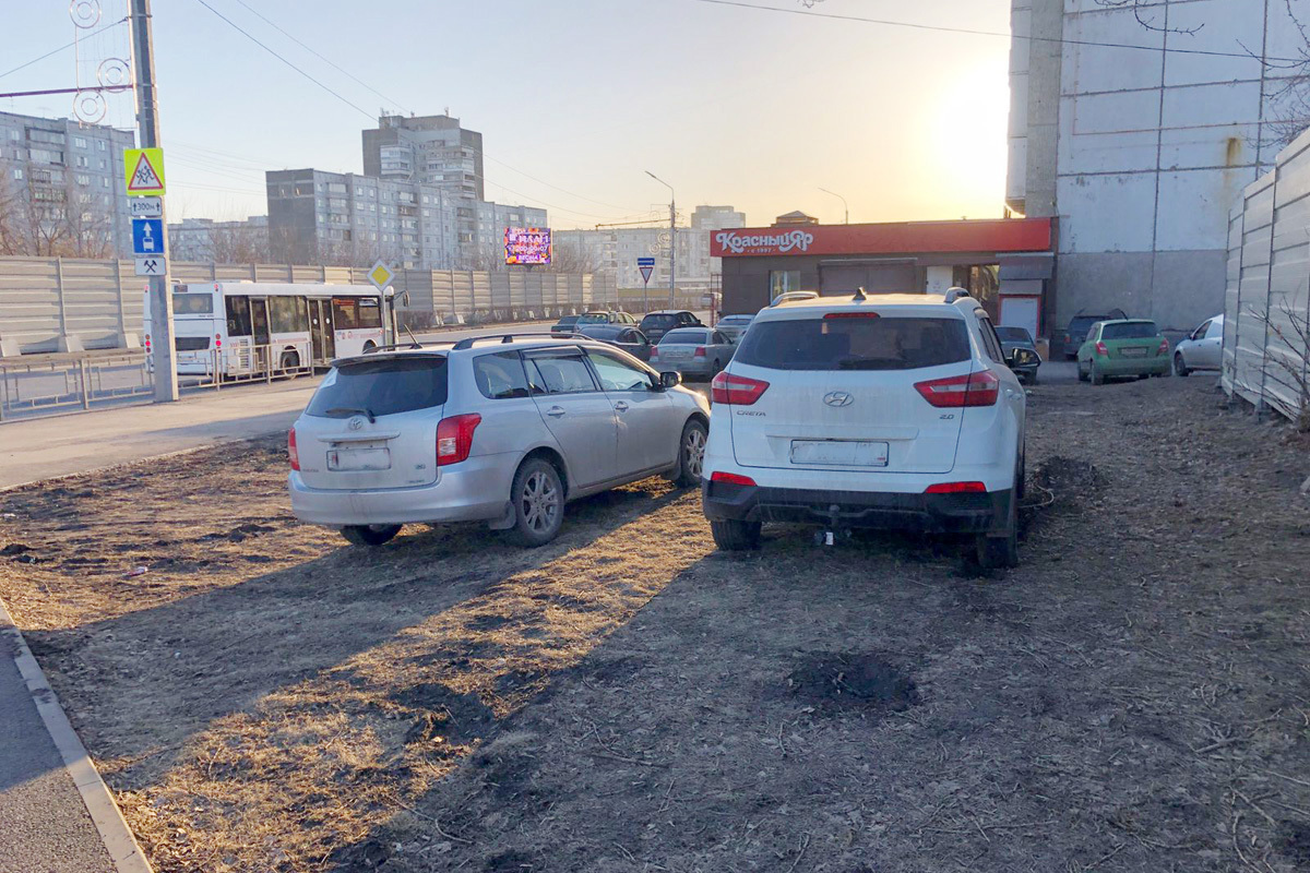 Паркуется на газоне
