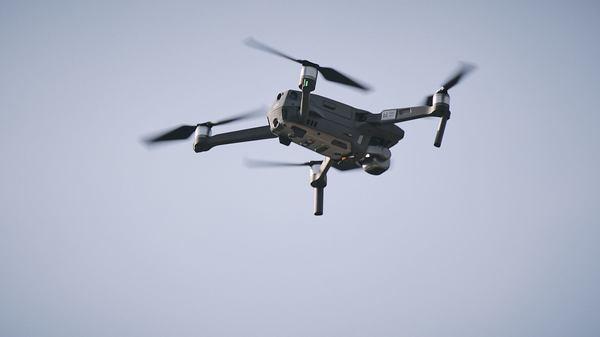 Дрон в небе - Sputnik Грузия, 1920, 12.12.2025