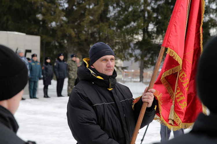 В преддверии Дня Победы ветеран СОБР рассказал журналистам про работу по воссозданию копий боевых знамен 