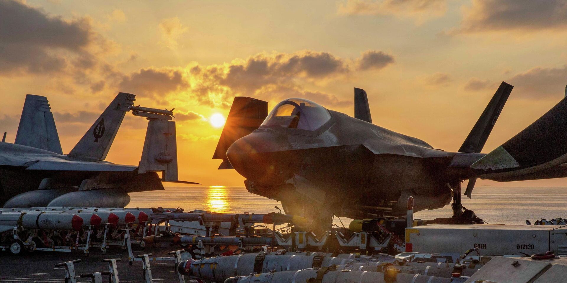 Истребитель морской пехоты США F-35C Lightning II на палубе авианосца ВМС США Авраам Линкольн - ИноСМИ, 1920, 27.03.2026