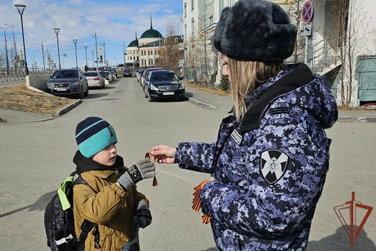 Росгвардейцы на Урале принимают участие в акции «Георгиевская ленточка»