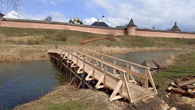 В Суздале восстановили пешеходный мост на Покровской, пострадавший в половодье