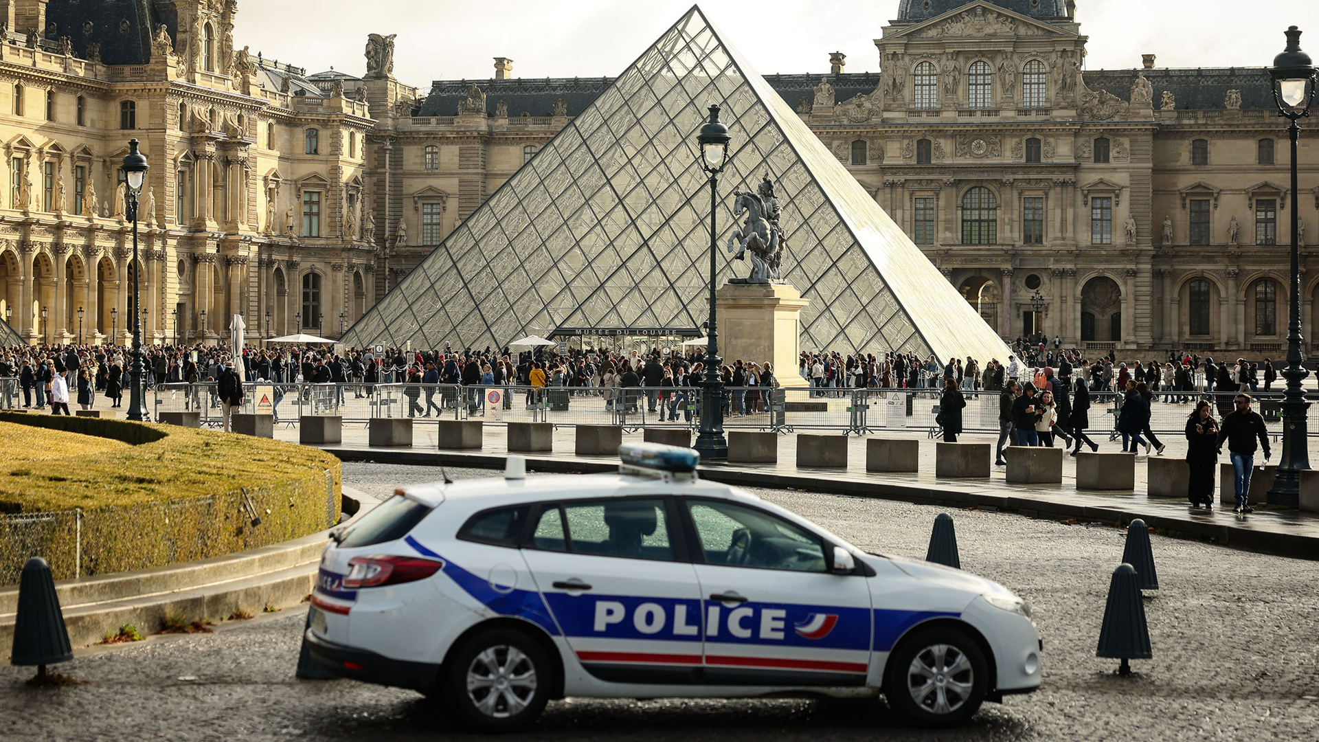 Макрон: похищенные драгоценности из Лувра будут возвращены в музей