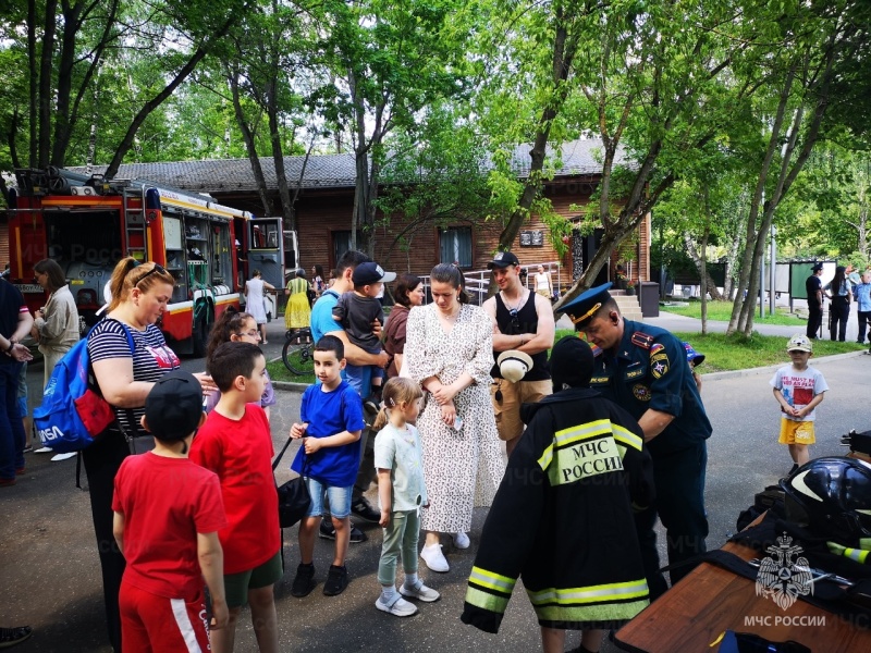 Пожарные столицы приняли участие в фестивале «Прожектор» в столичных Кузьминках