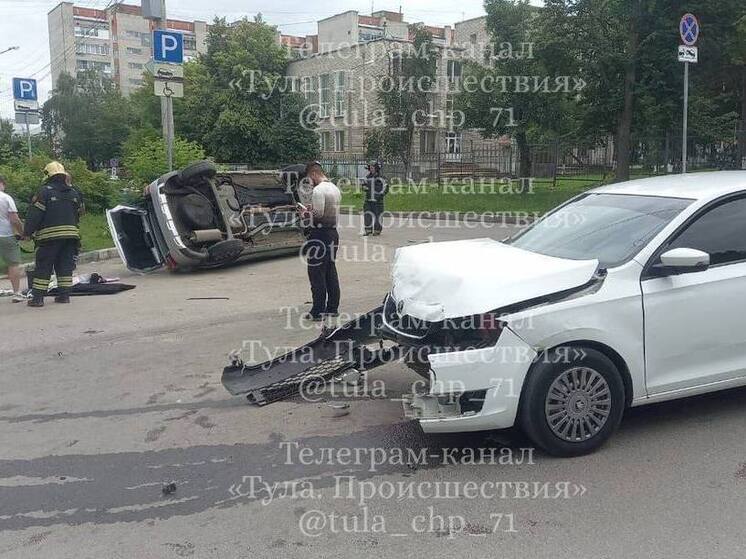 Легковой автомобиль перевернулся в Туле после ДТП на улице Революции
