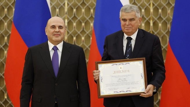 Михаил Мишустин вручил премии Правительства в области науки и техники. С заведующим кафедрой Московского автомобильно-дорожного государственного технического университета (МАДИ), доктором технических наук, профессором Павлом Ивановичем Поспеловым